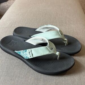 Women’s size 10 Reef Black and Light sea foam colored Sandals
